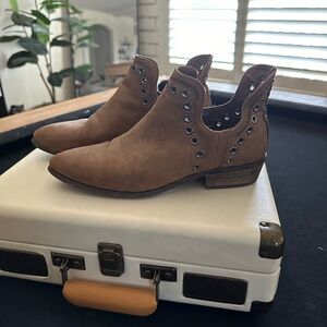 Women’s ankle boots 7.5